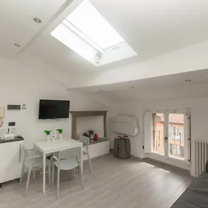 Amazing And New Penthouse In Center Milán
